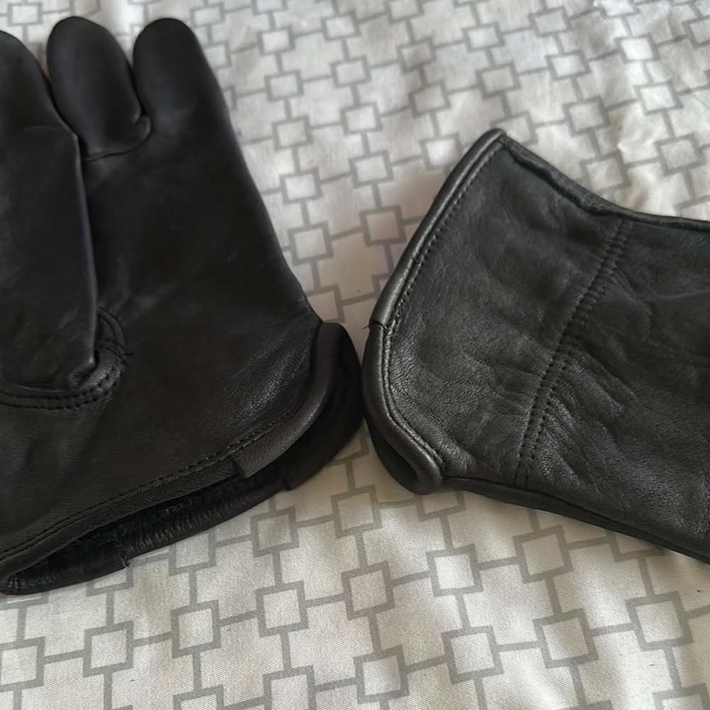 Black Leather Gloves with Classic Design and Stitching Detail - Picture 7 of 9